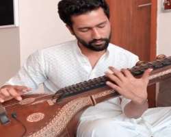 In addition to acting, he is also interested in music and can play the sitar.
